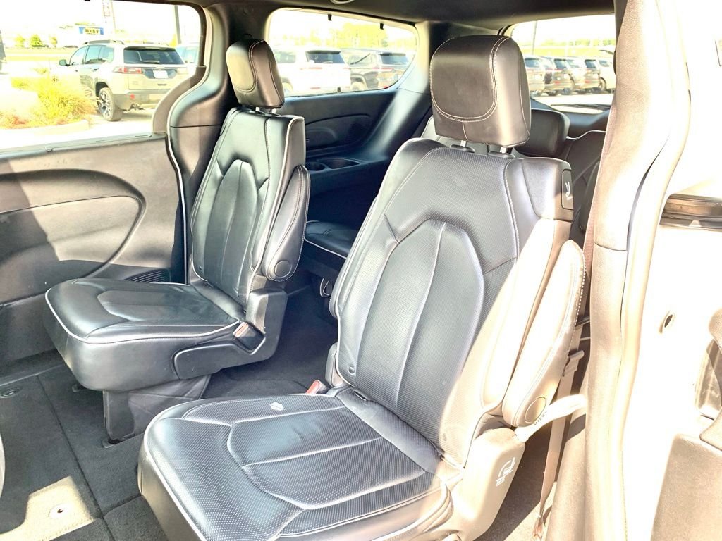 Used 2025 White Chrysler Limited image 17