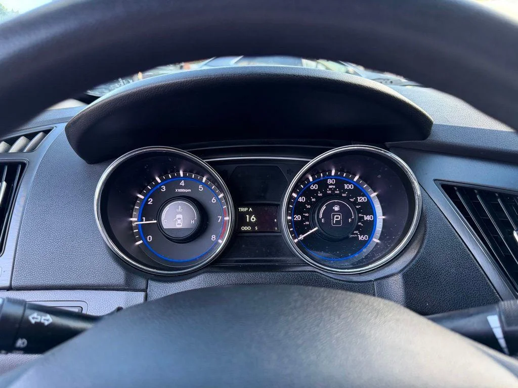 Used 2013 Gray Hyundai GLS image 19