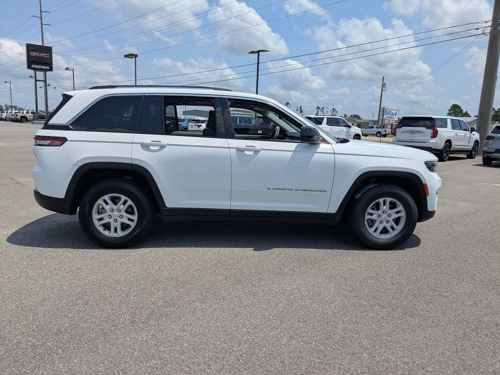 Used 2023 White Jeep Laredo image 3