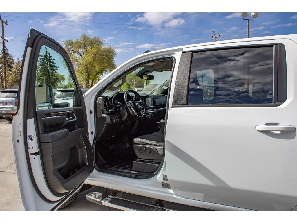 Used 2025 SUMMIT WHITE Chevrolet LT image 22