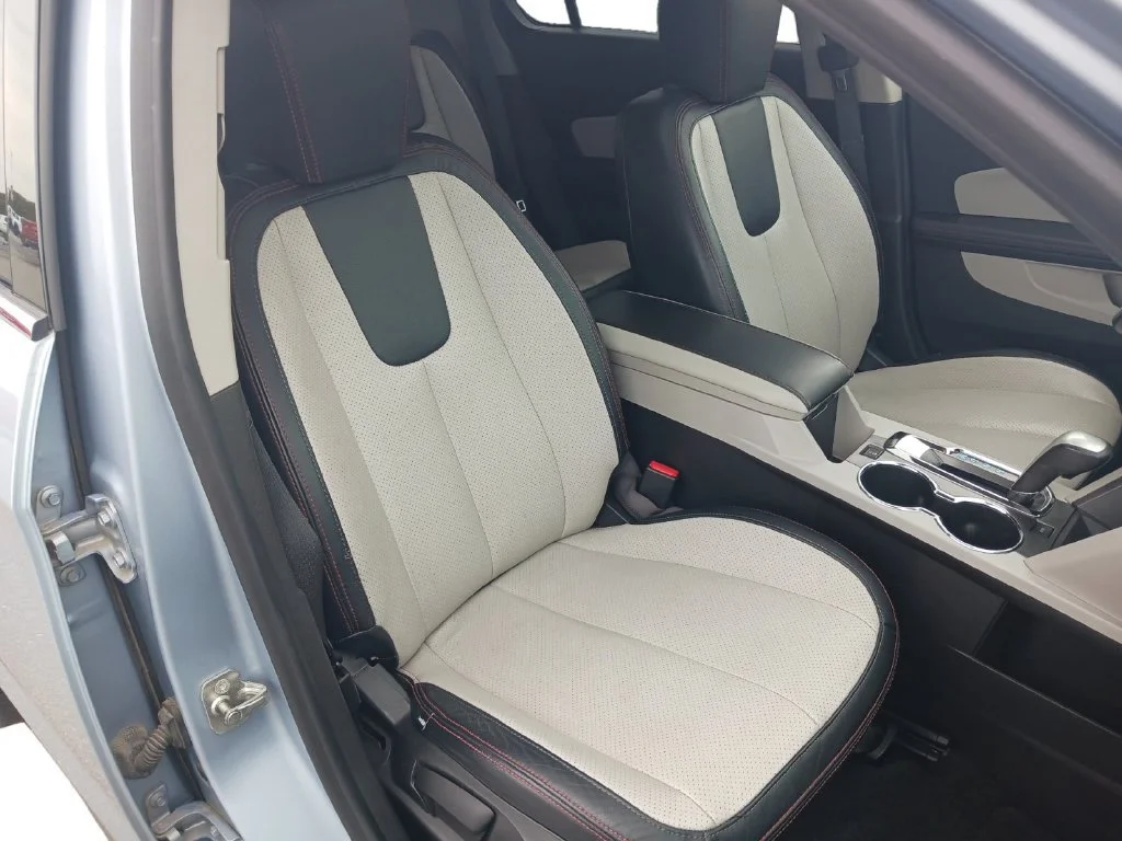 Used 2015 SILVER TOPAZ METALLIC Chevrolet LT image 28