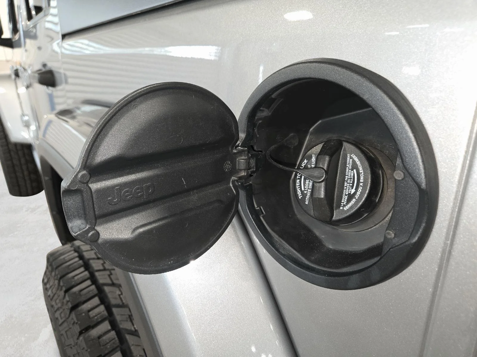 Used 2020 Billet Silver Metallic Jeep Sahara image 33