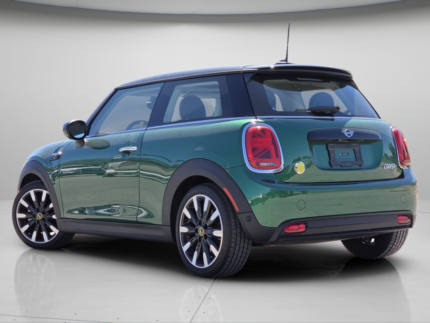 Used 2024 British Racing Green MINI Cooper SE image 23