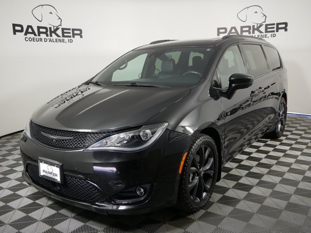 Used 2019 Brilliant Black Crystal Pearlcoat Chrysler Touring L Plus image 1