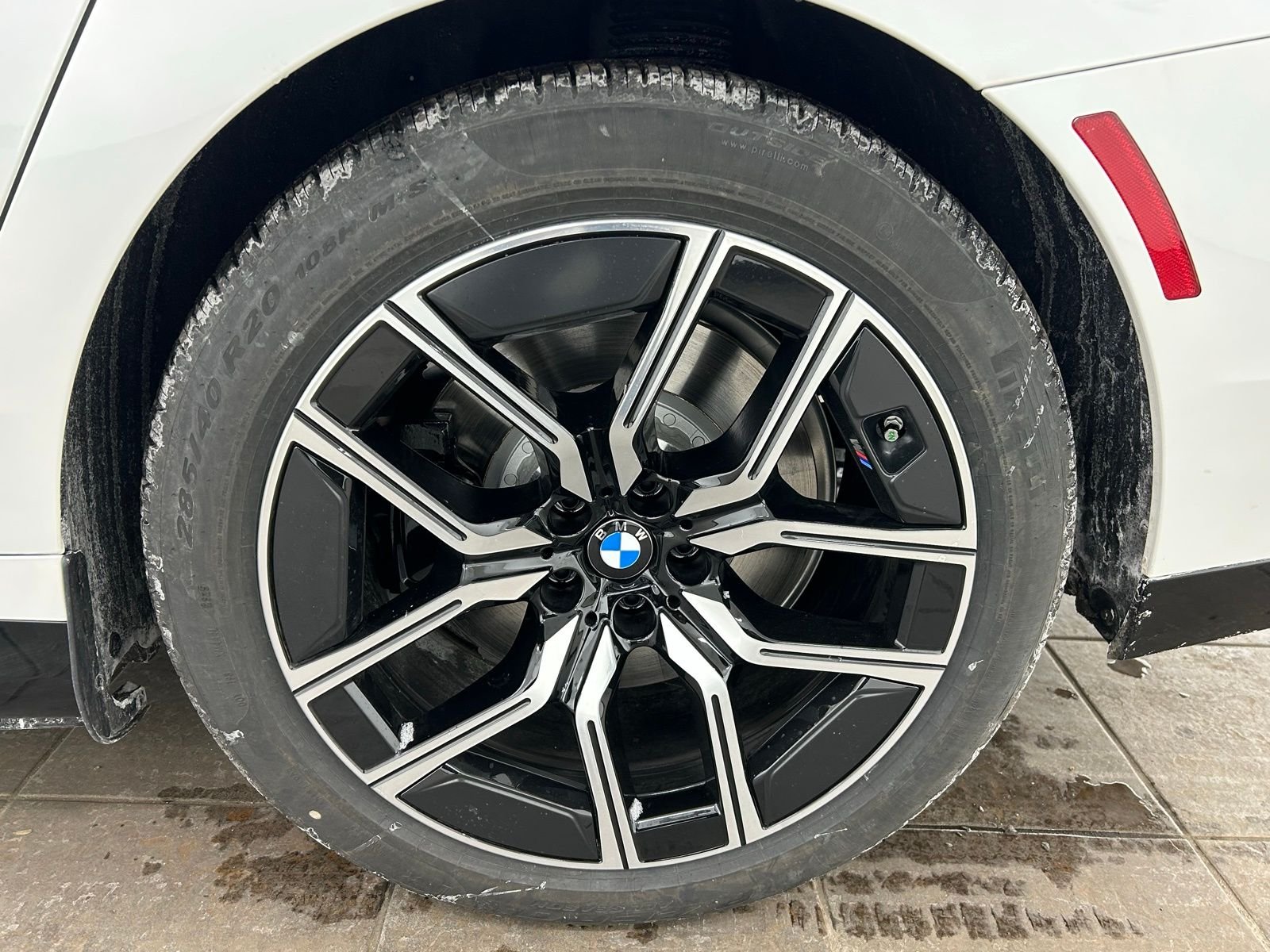 New 2026 Mineral White Metallic BMW 750e xDrive image 37