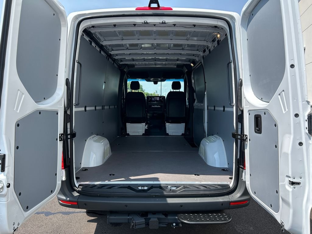 New 2026 Arctic+White Mercedes-Benz Cargo 144 WB image 7