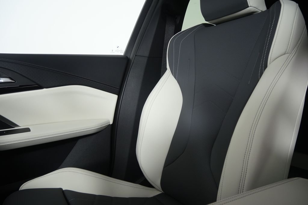 New 2026 Black Sapphire Metallic BMW xDrive28i image 23