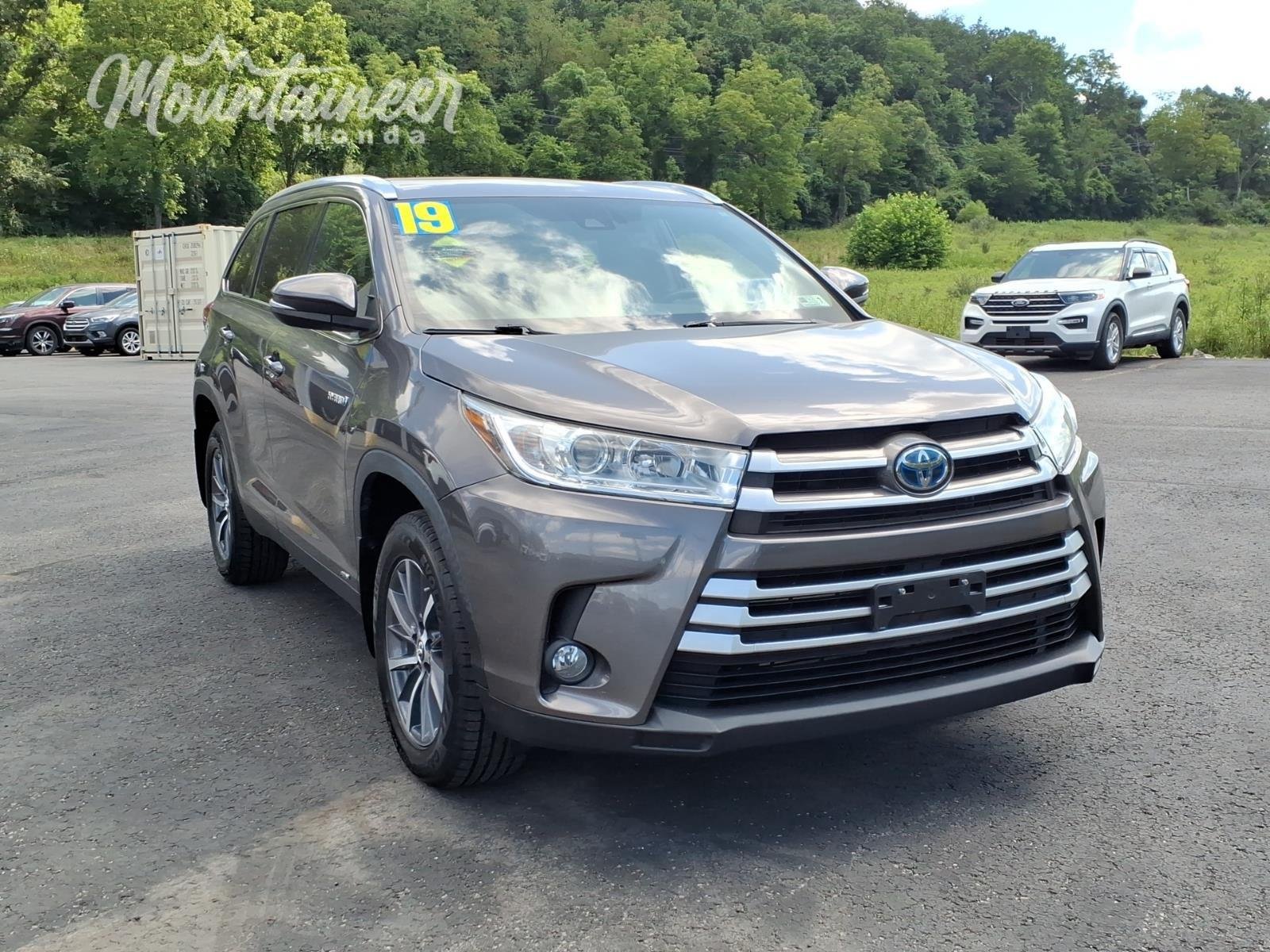 Used 2019 Predawn Gray Mica Toyota XLE image 2