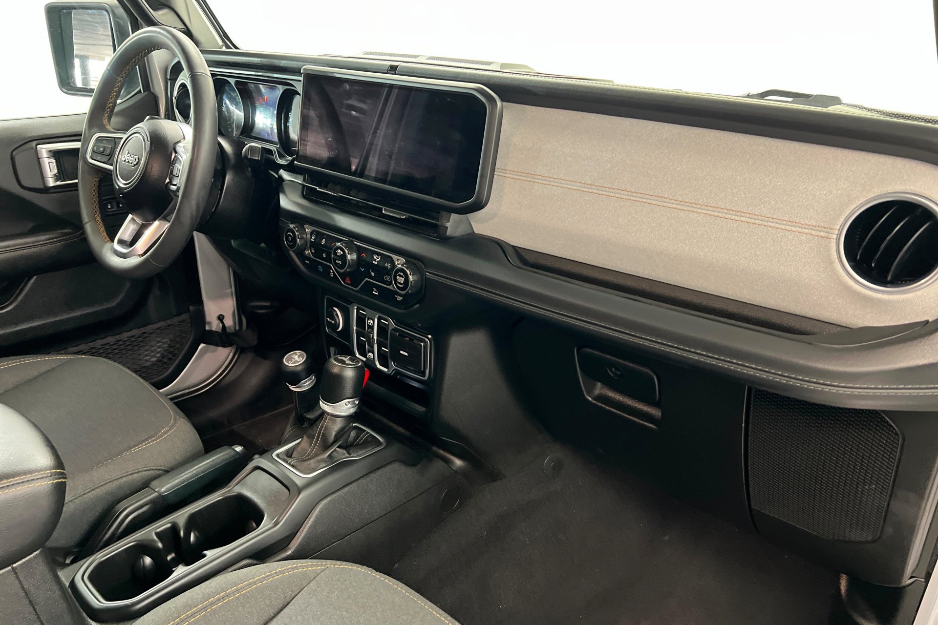 Used 2024 Silver Zynith Clearcoat Jeep Sahara image 25