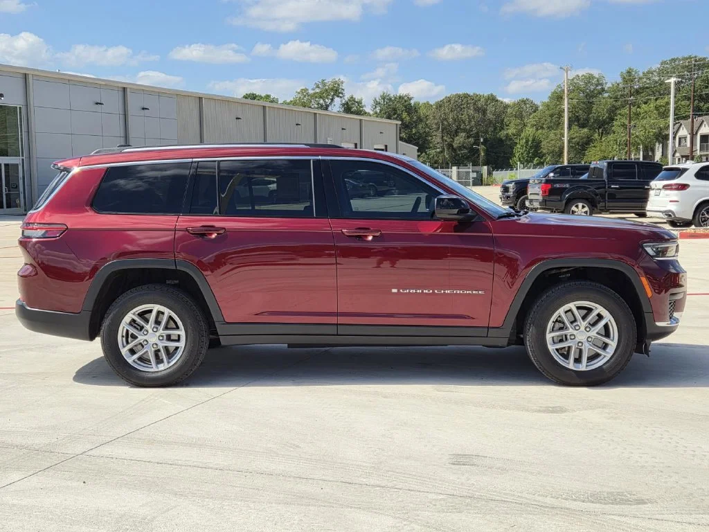Used 2023 Red Jeep Laredo image 9