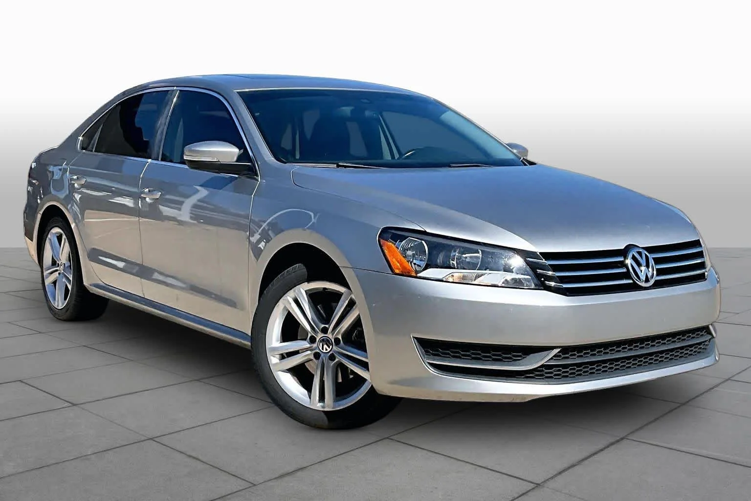 Used 2014 Platinum Gray Metallic Volkswagen SE image 2