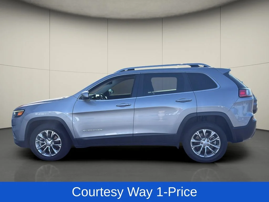 Used 2021 Silver Jeep Latitude Lux image 5