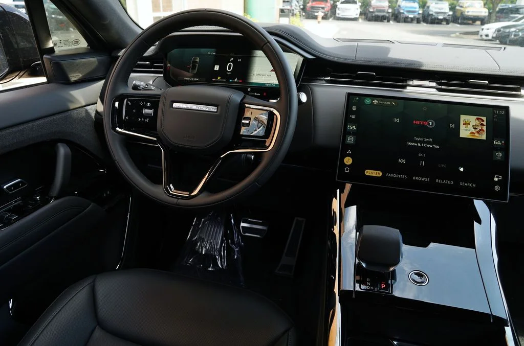 New 2026 Santorini Black Land Rover Dynamic SE image 17