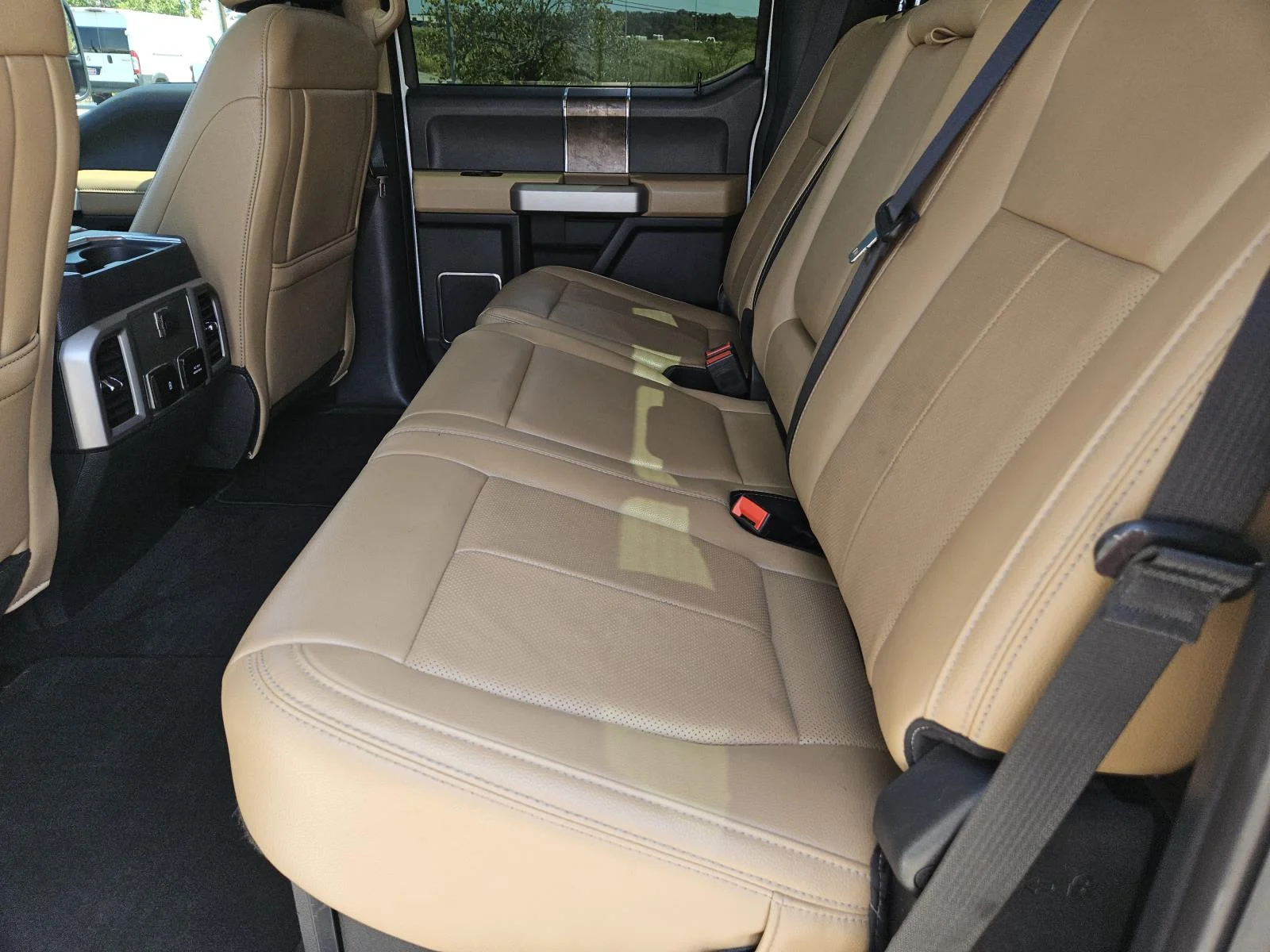 Used 2022 Oxford White Ford LARIAT 4WD Crew Cab 8