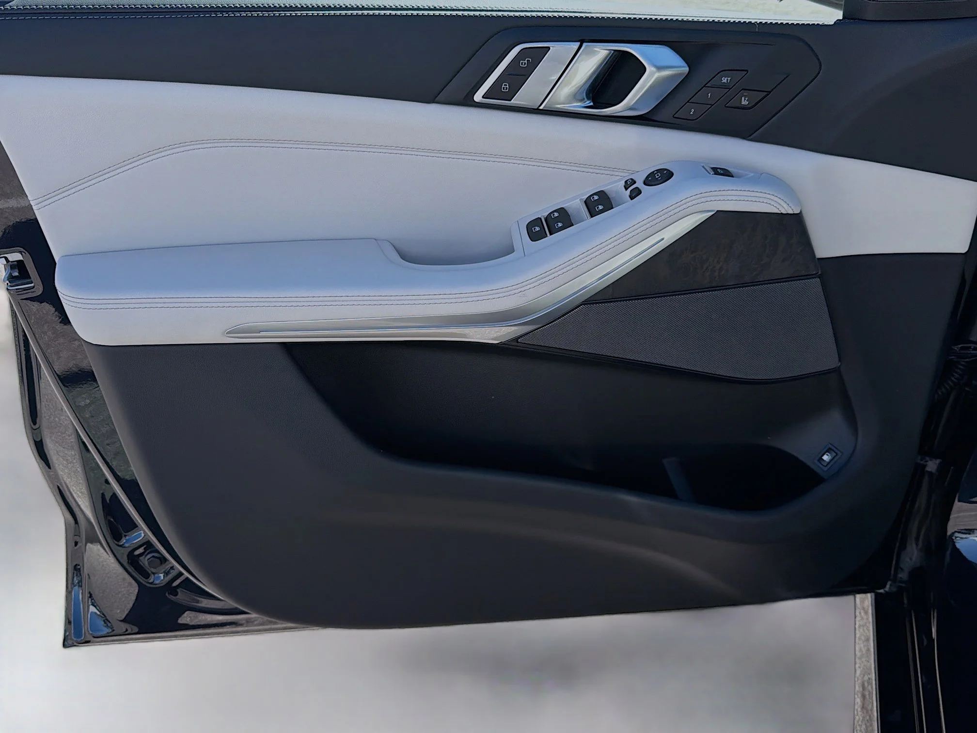 New 2026 Carbon Black Metallic BMW xDrive50e image 22