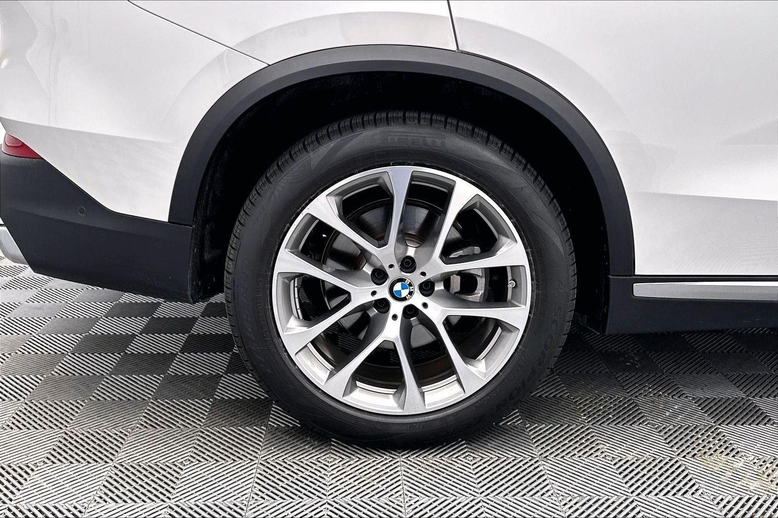 Certified Used 2024 Mineral White Metallic BMW xDrive40i image 34