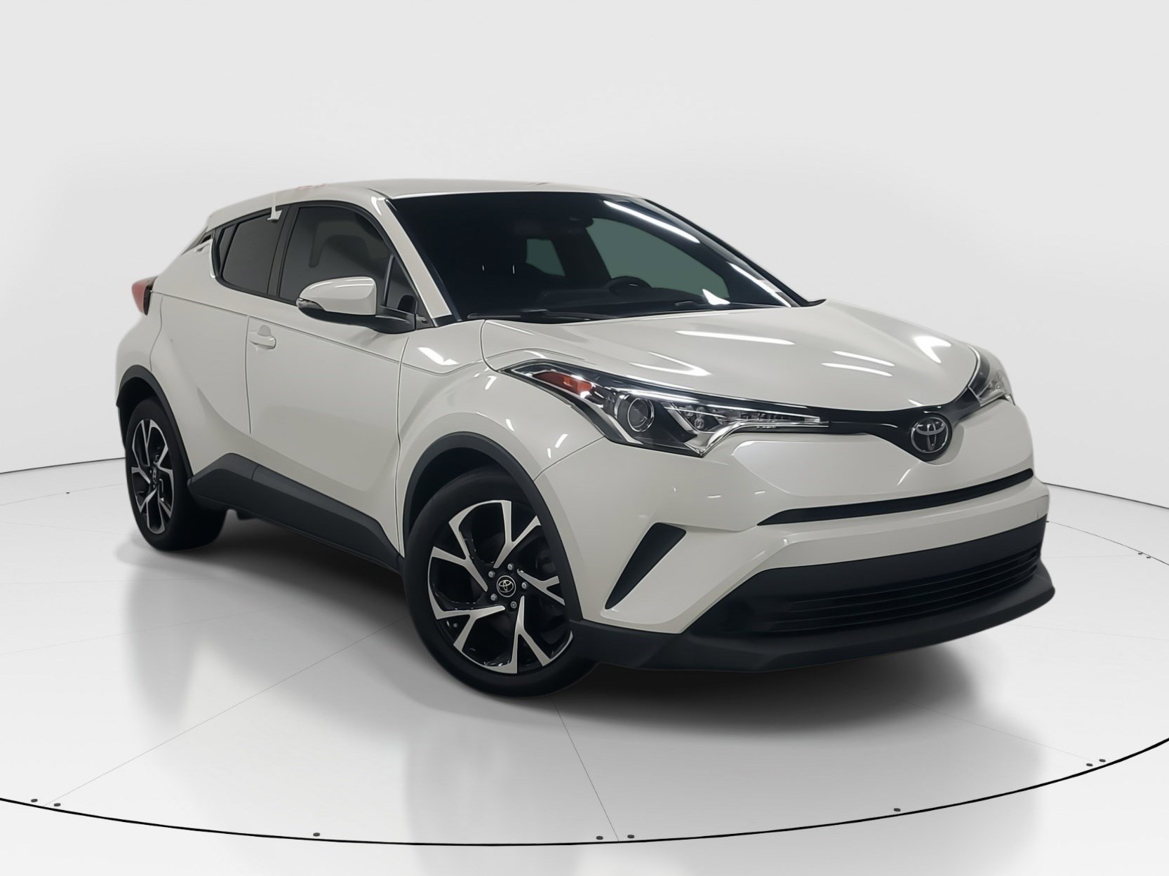 Used 2018 Blizzard Pearl Toyota XLE image 2