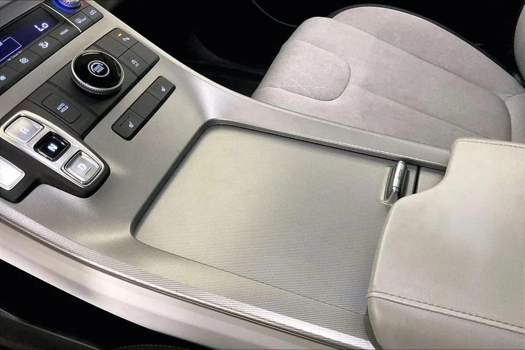 Used 2021 White Hyundai SEL image 17