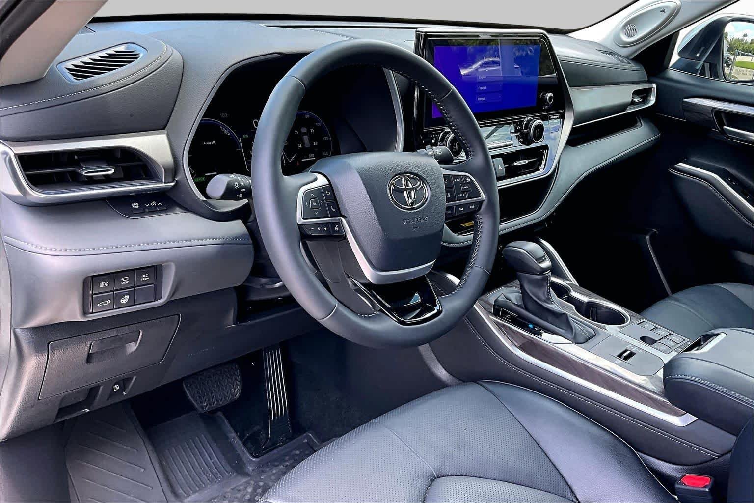 Used 2025 Wind Chill Pearl Toyota Hybrid Limited image 18