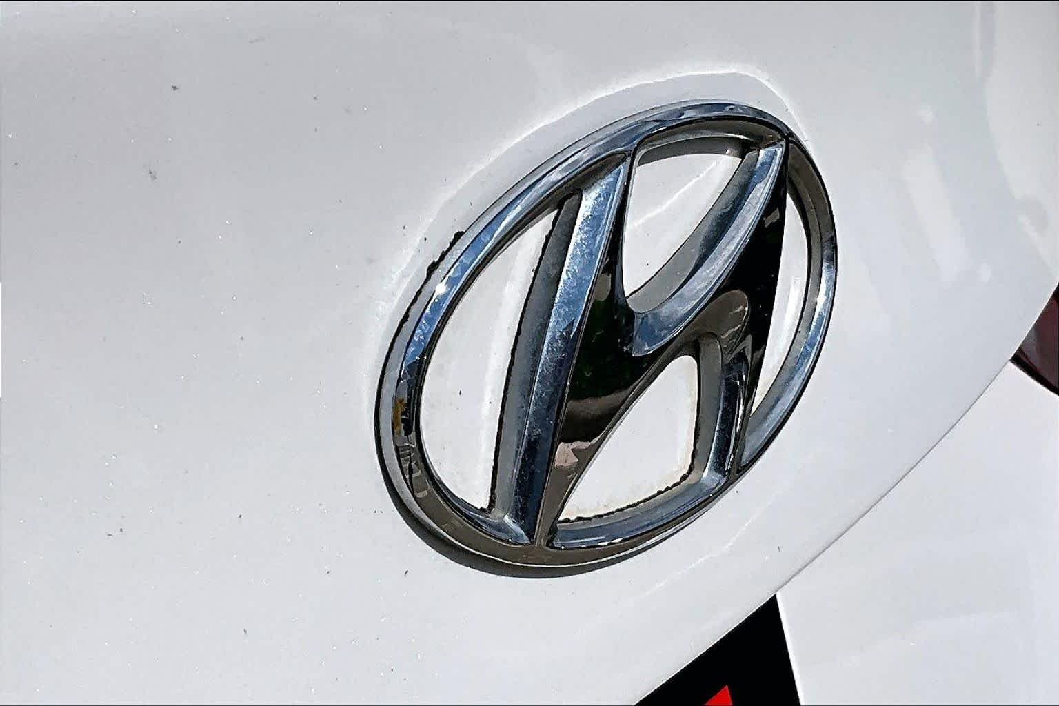 Used 2015 Quartz White Pearl Hyundai SE image 10
