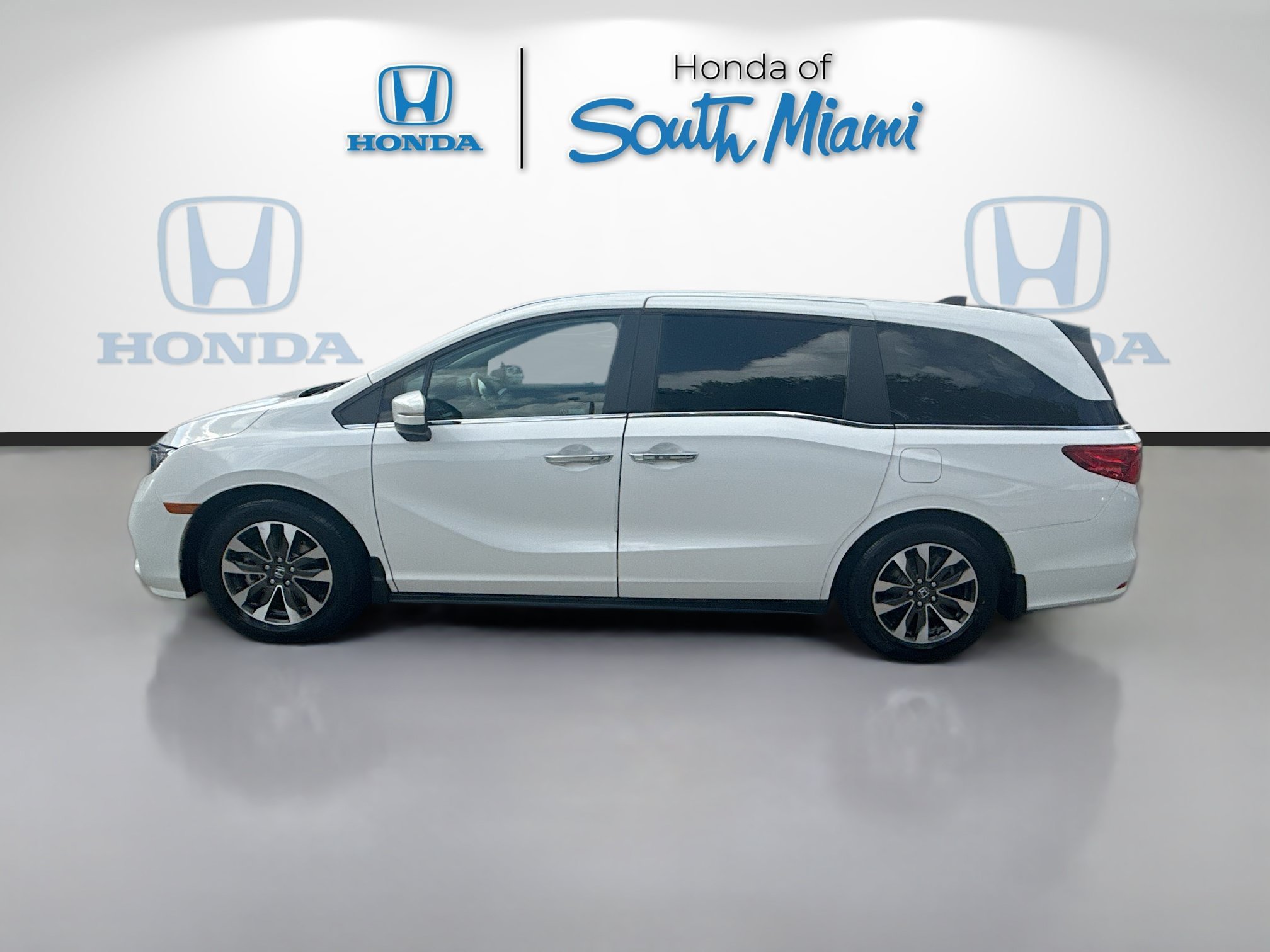 Certified Used 2024 Platinum White Pearl Honda EX-L image 4