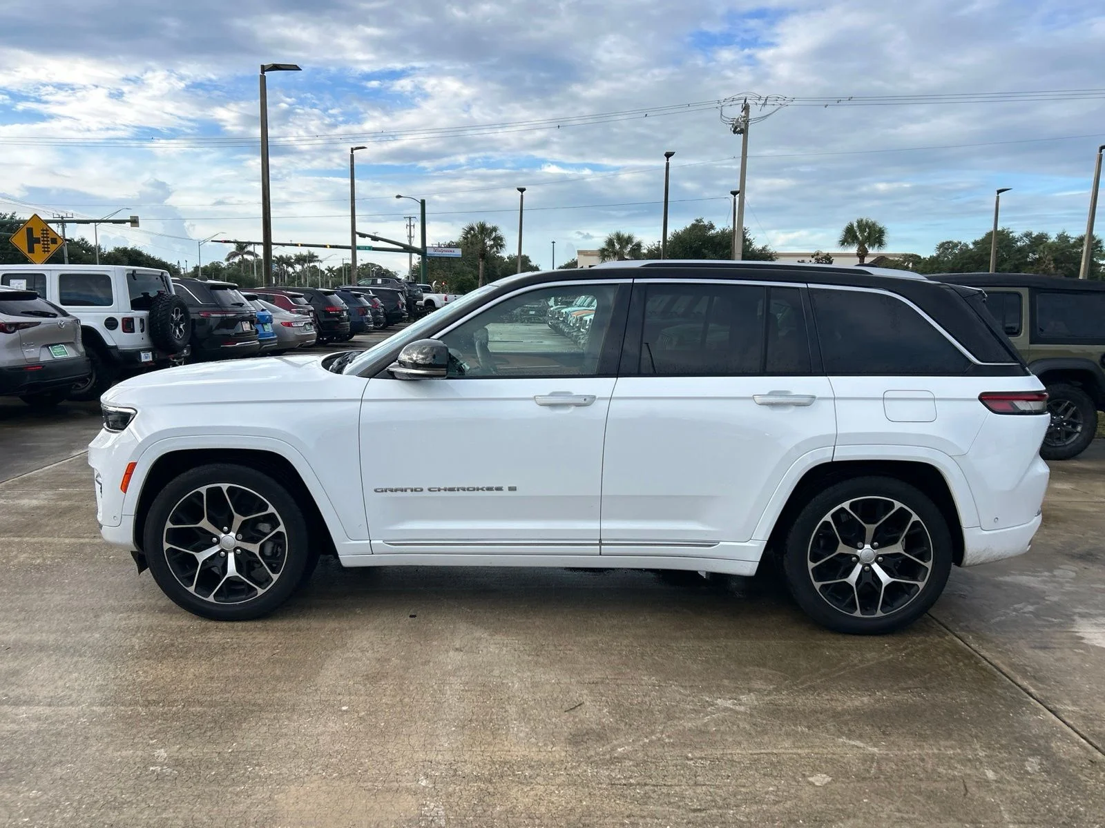 Used 2022 Bright White Clearcoat Jeep Summit Reserve image 2