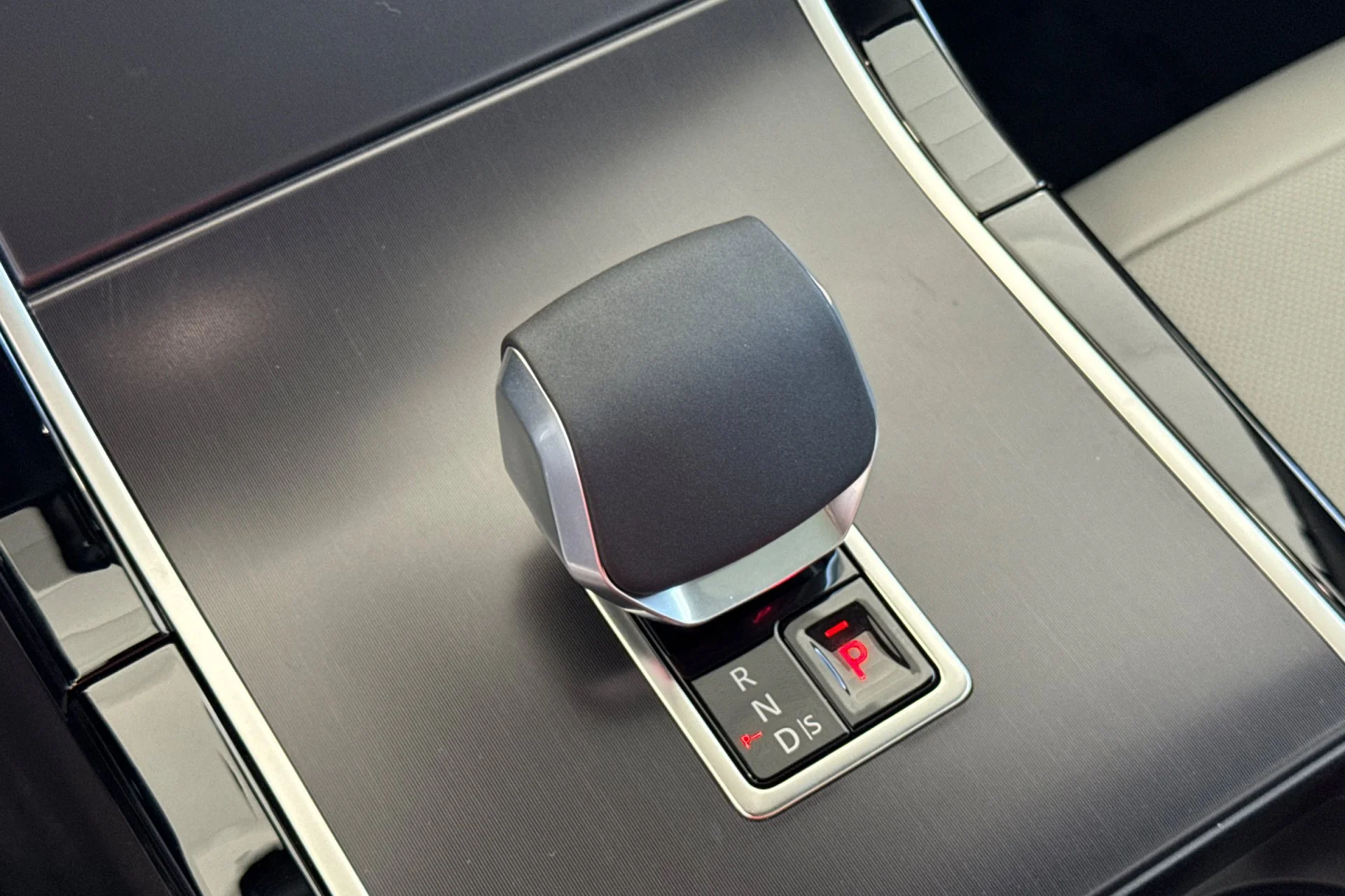 New 2026 Batumi Gold Land Rover Belgravia Edition image 24