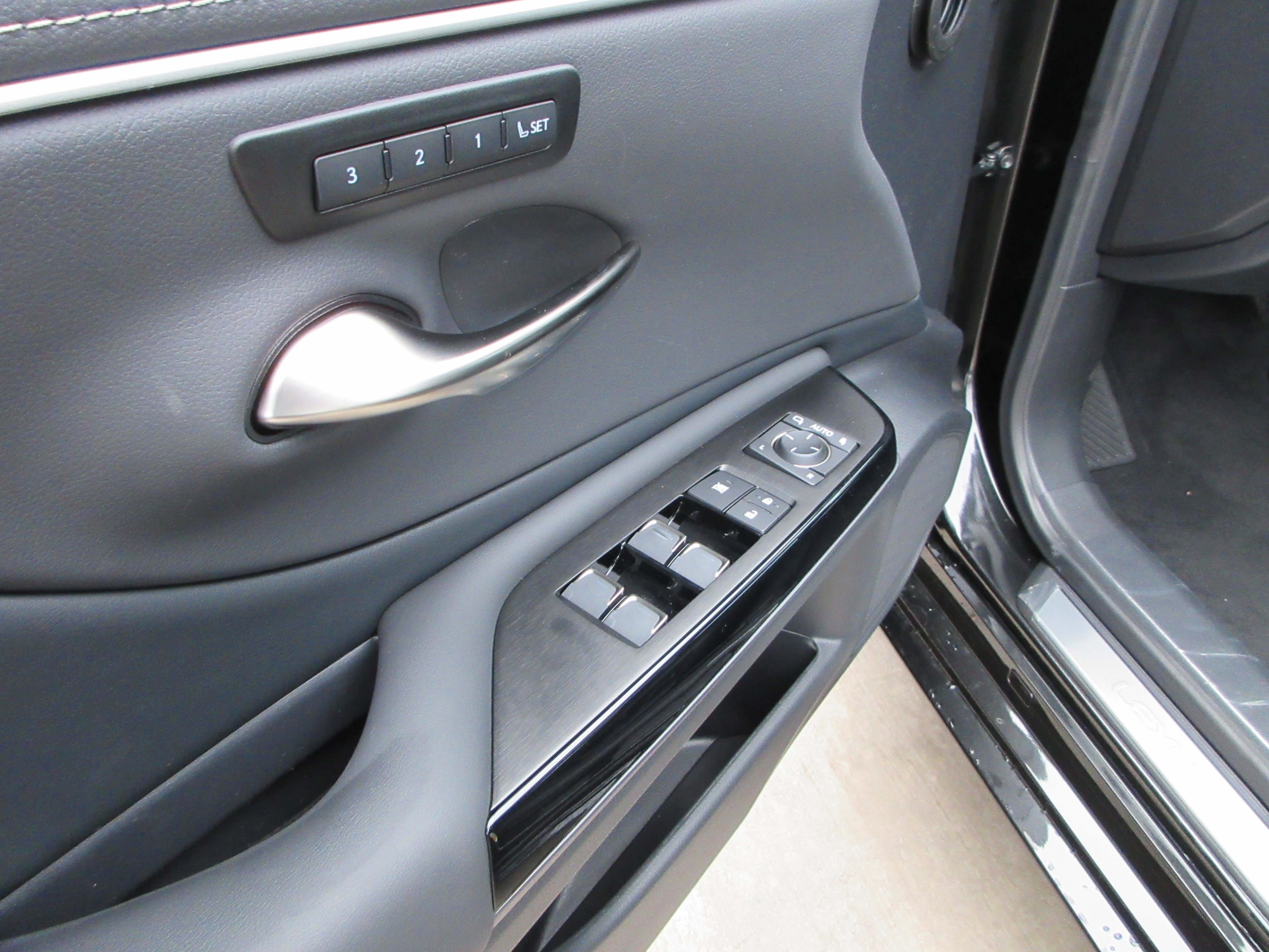 2025 Lexus ES 350 - Photo 27