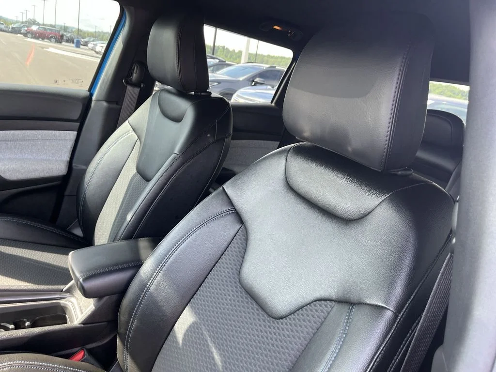 Used 2024 Blue Jeep Latitude image 11