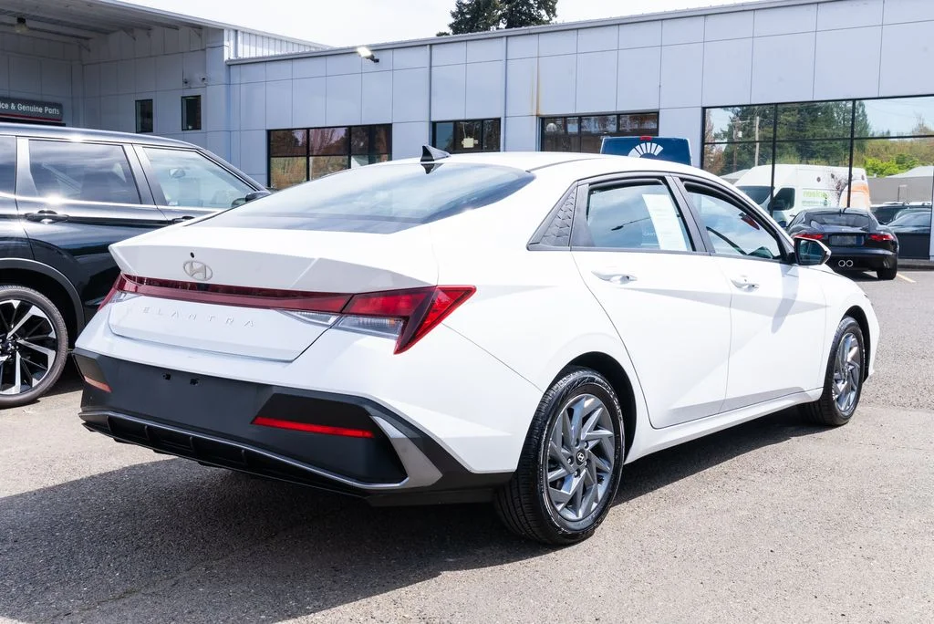 Used 2024 White Hyundai SEL image 6