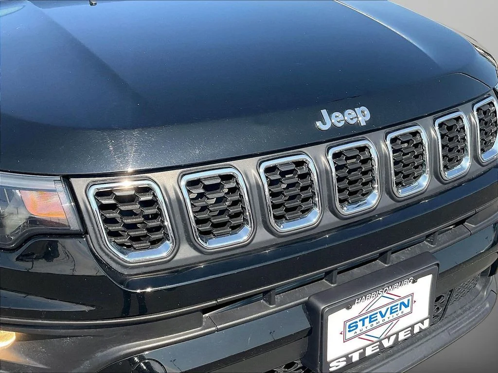 Used 2024 Black Jeep Latitude image 30