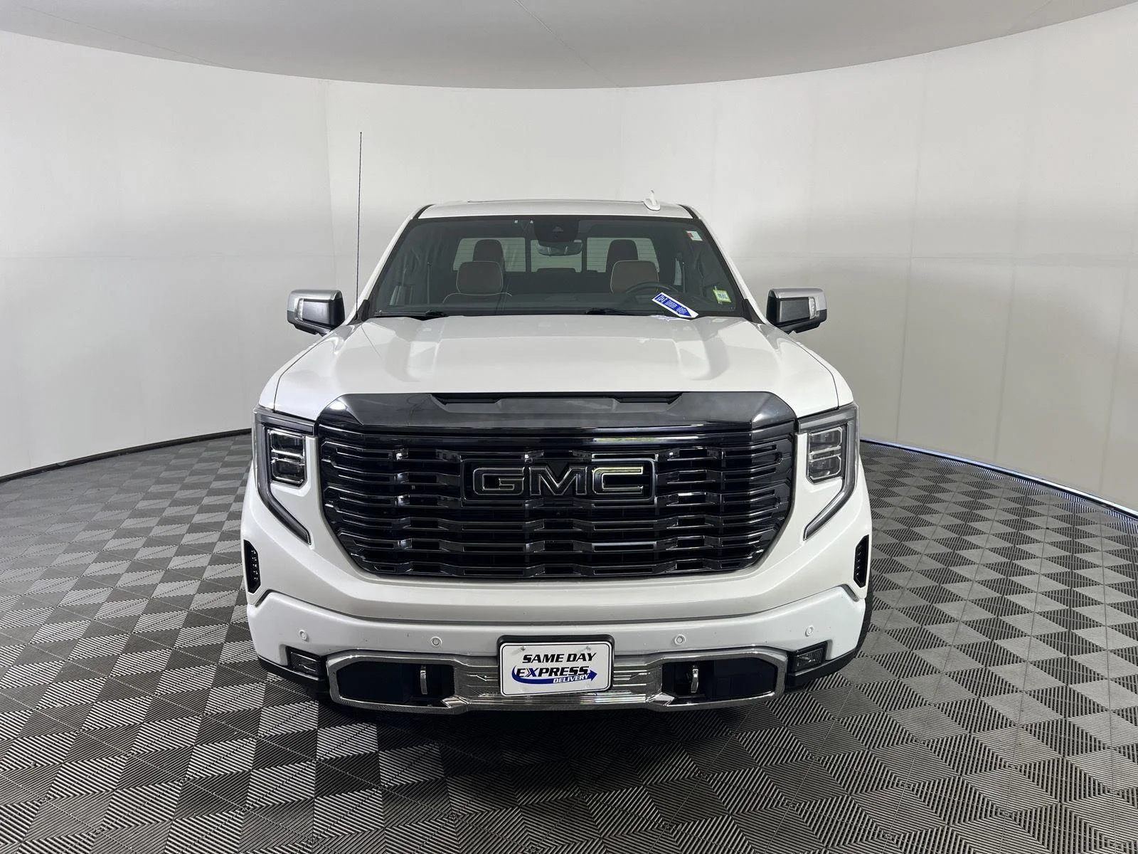 Used 2024 White Frost Tricoat GMC Denali Ultimate image 31