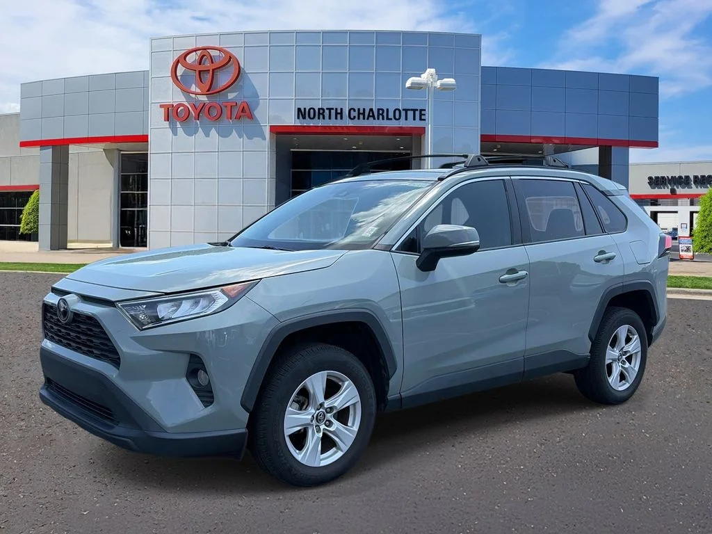 Used 2019  Toyota XLE image 3