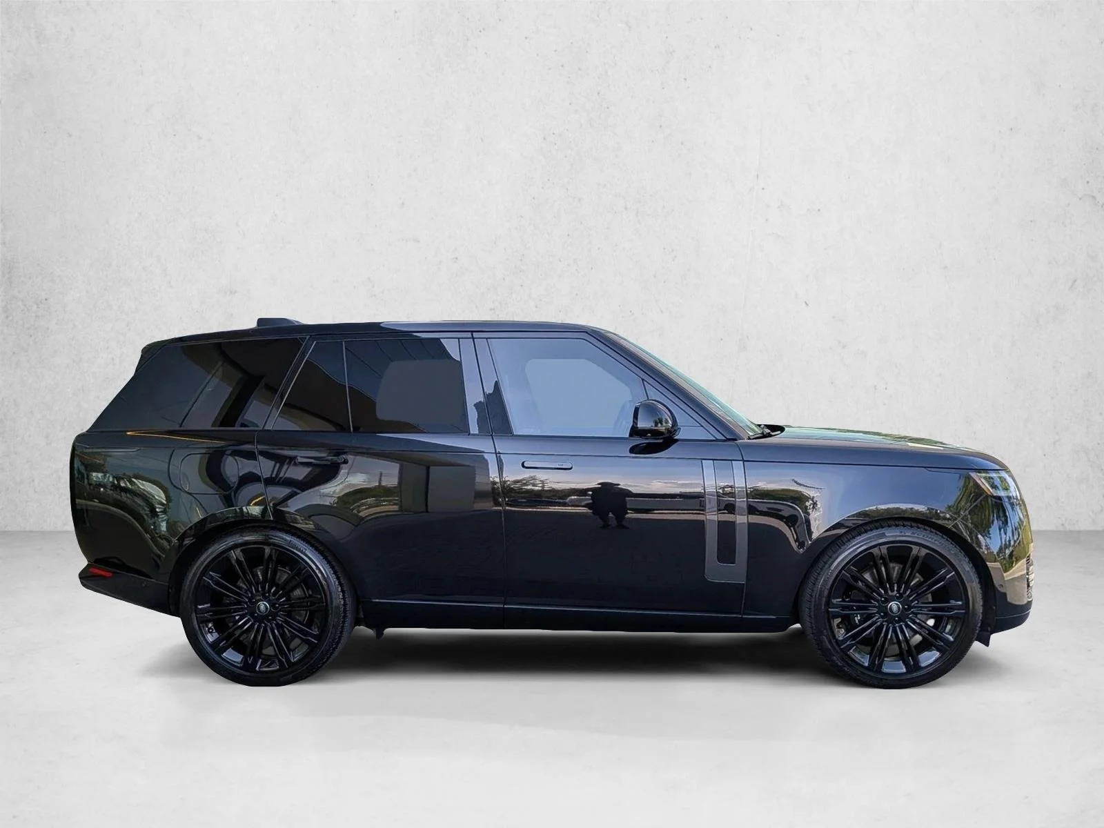 Used 2025 Santorini Black Metallic Land Rover SE image 4