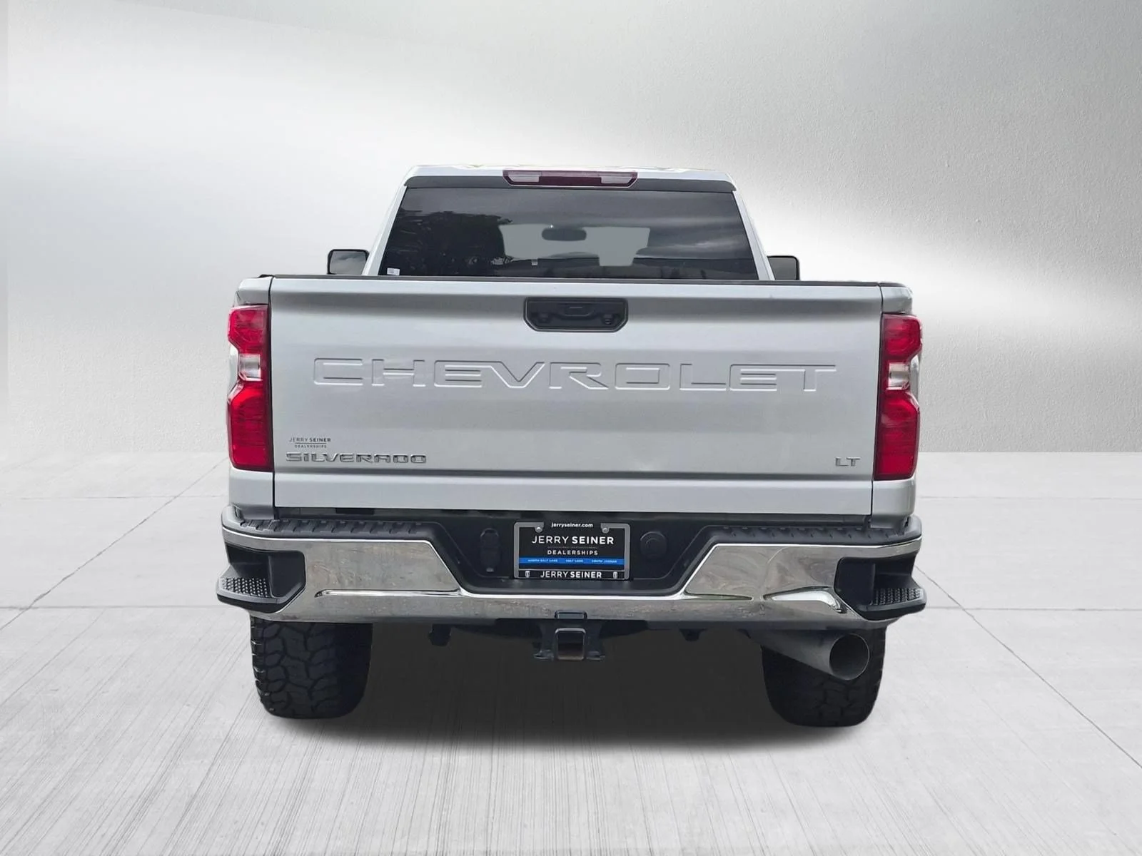 Used 2023 Silver Ice Metallic Chevrolet LT image 4
