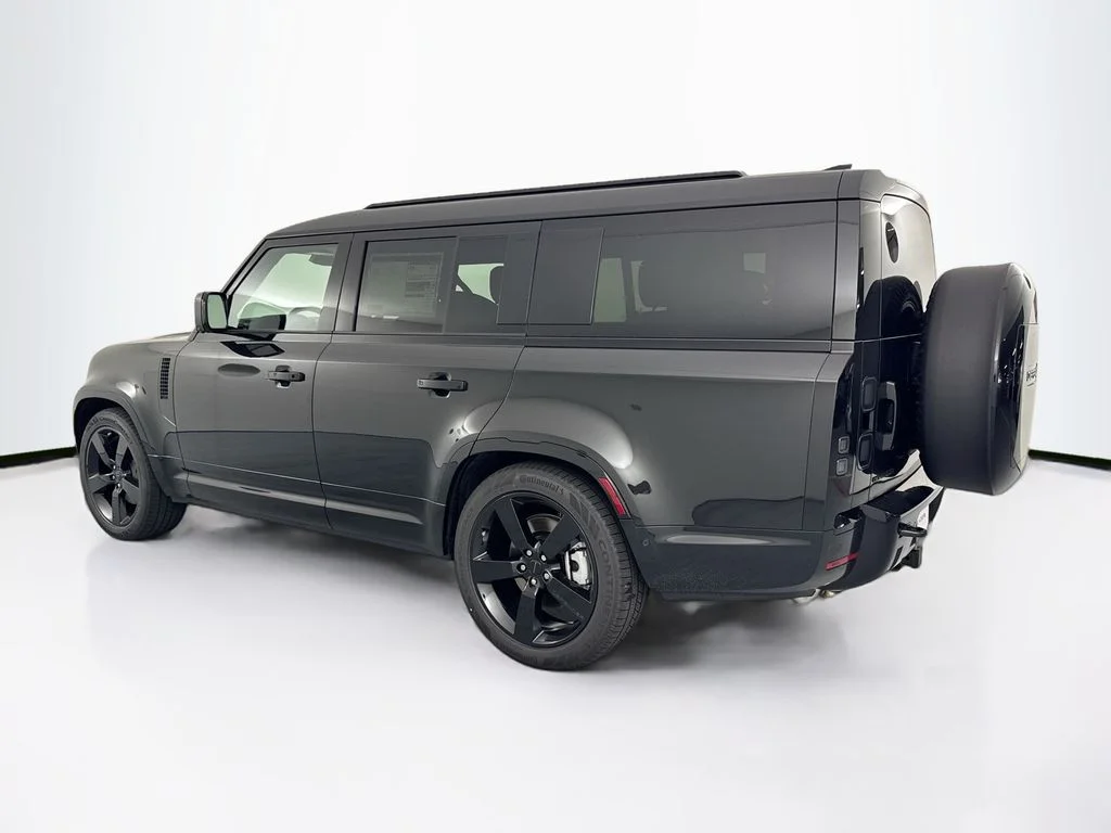 New 2026 Santorini Black Land Rover X-Dynamic SE image 7