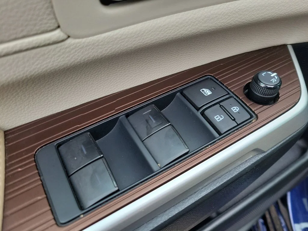 Used 2023  Toyota XLE image 19