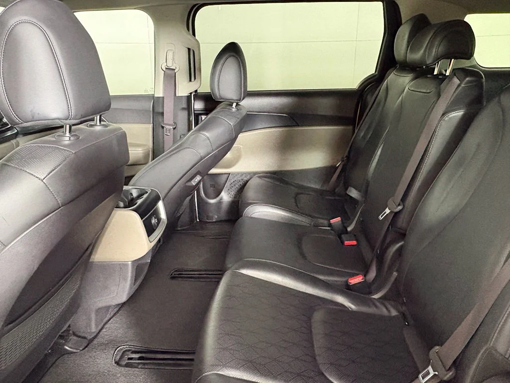 Used 2025 White Kia LXS image 34