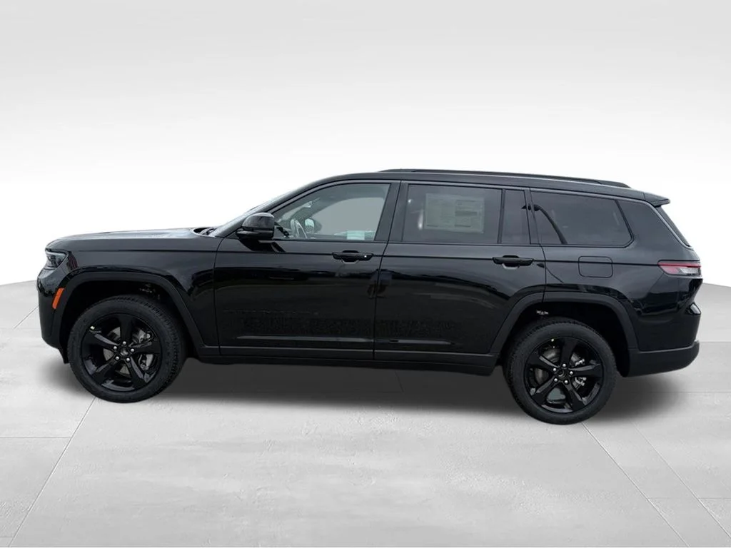 New 2026 Diamond Black Crystal Pearl-Coat Exterior Paint Jeep Limited image 3