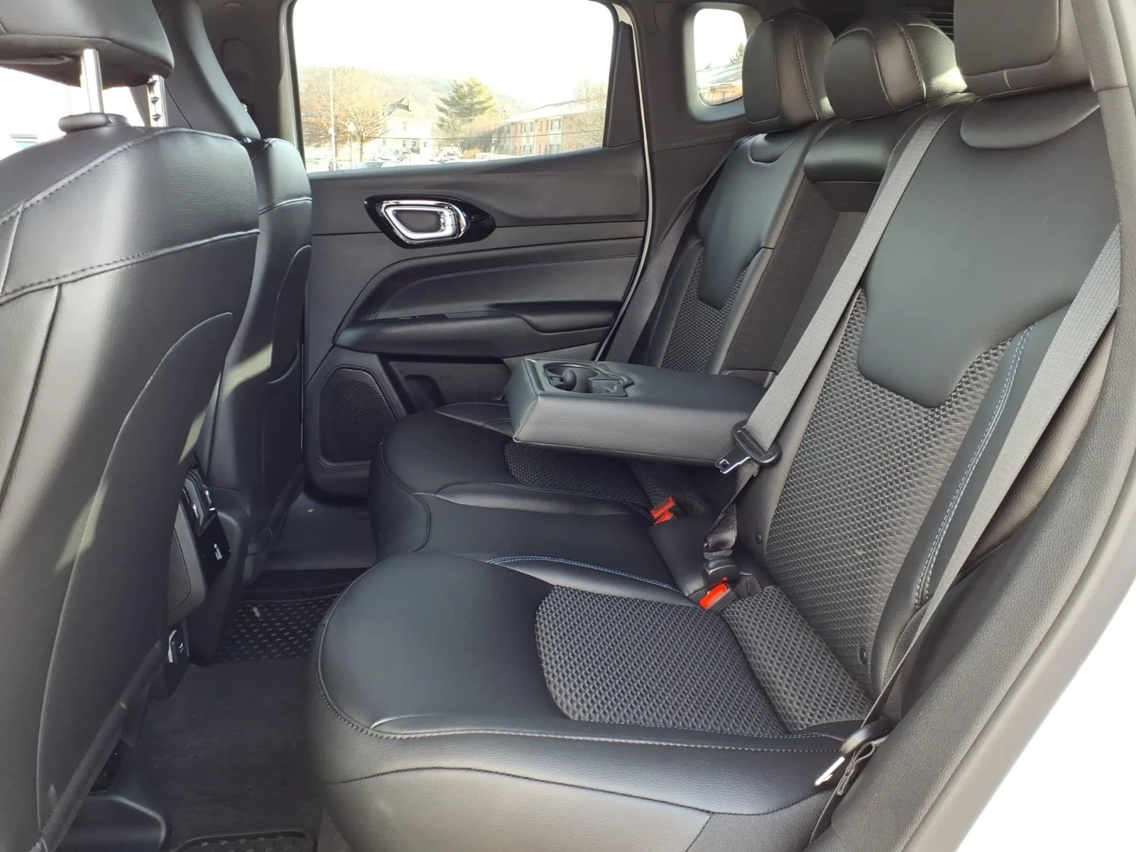 New 2026 Bright White Clearcoat Jeep Latitude image 5