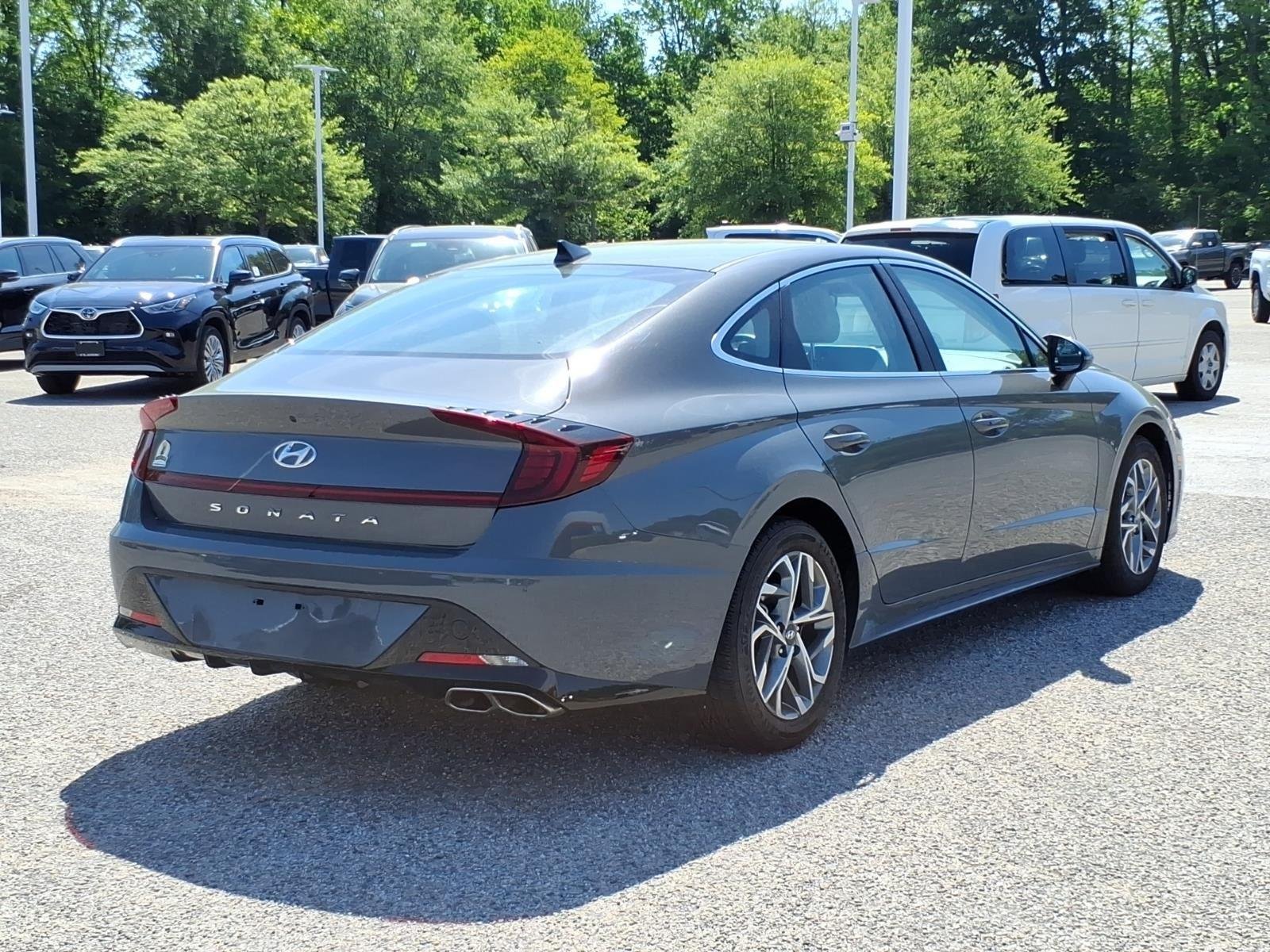Used 2022 Hampton Gray Hyundai SEL image 8