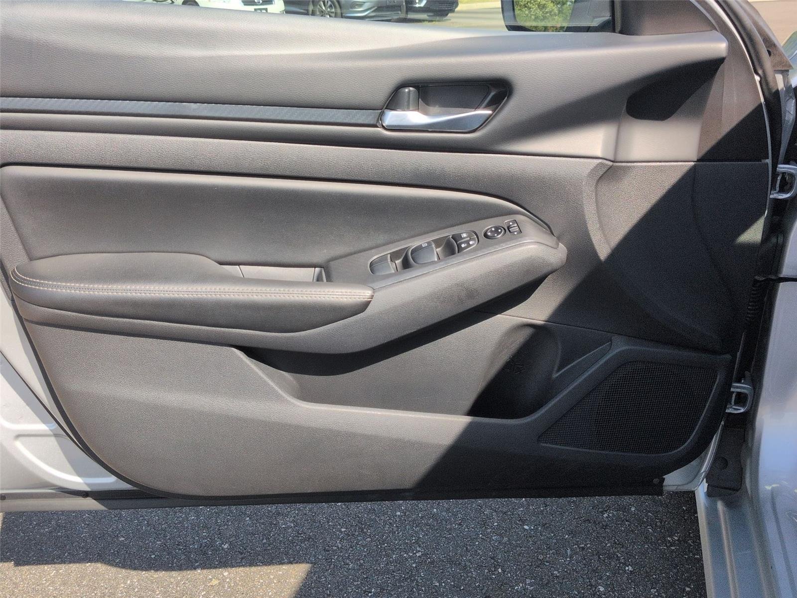Used 2025  NISSAN SV image 15