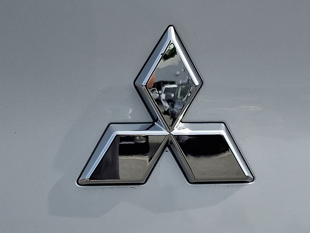 Used 2025  Mitsubishi SE image 9