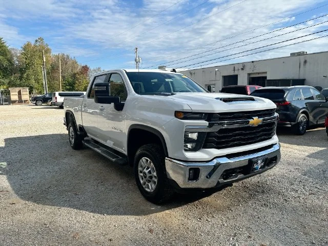 Used 2025 White Chevrolet LT image 12