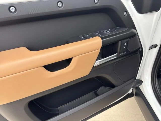 2026 Land Rover Defender V8 - Photo 11