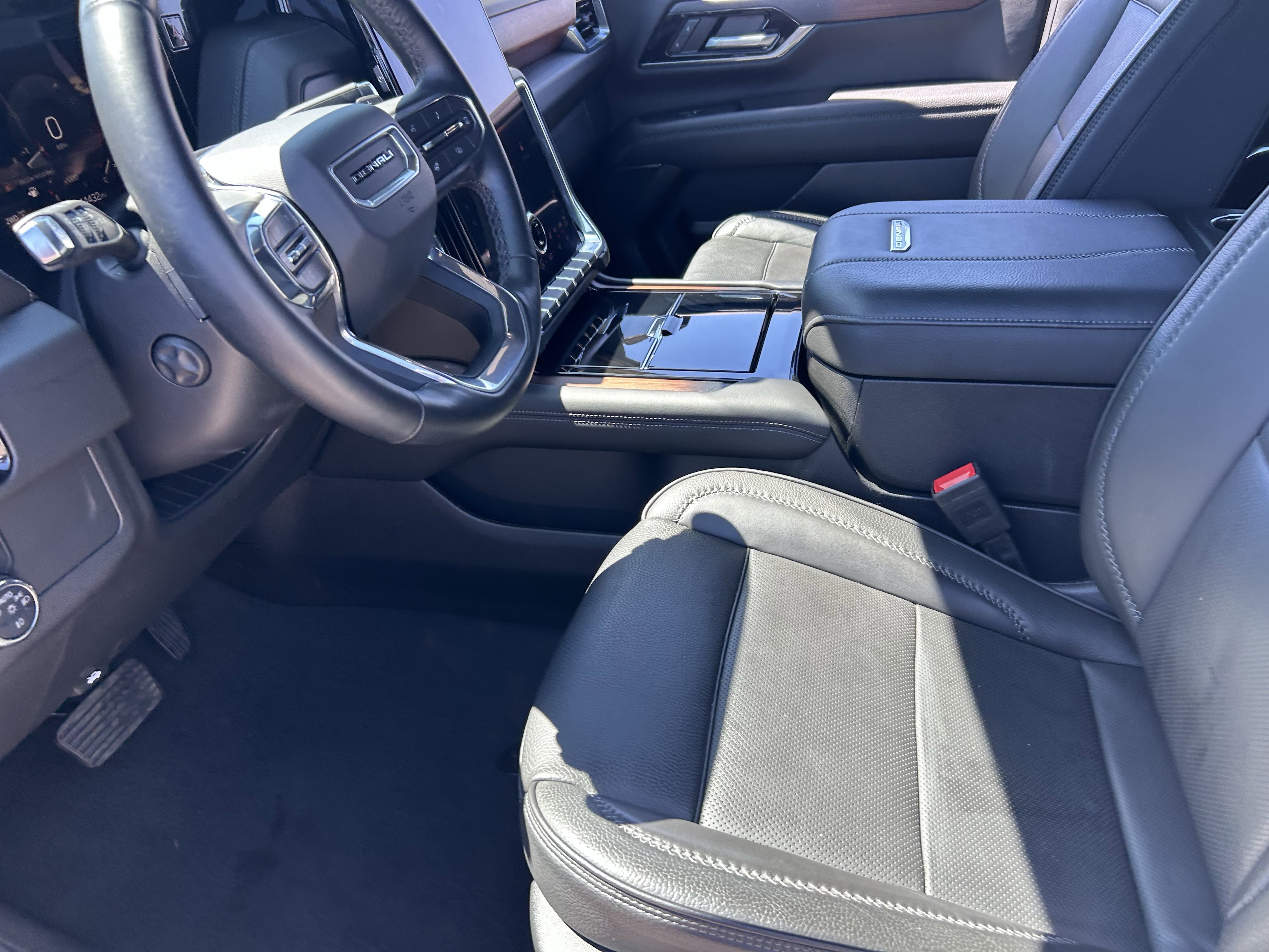 2025 GMC Yukon Denali - Photo 9