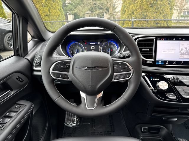 New 2026 Diamond Black Crystal Pearl-Coat Exterior Paint Chrysler Select image 11