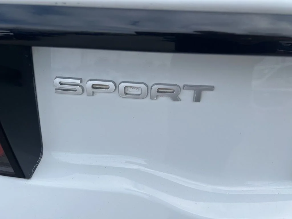 Used 2021 White Land Rover SE image 28