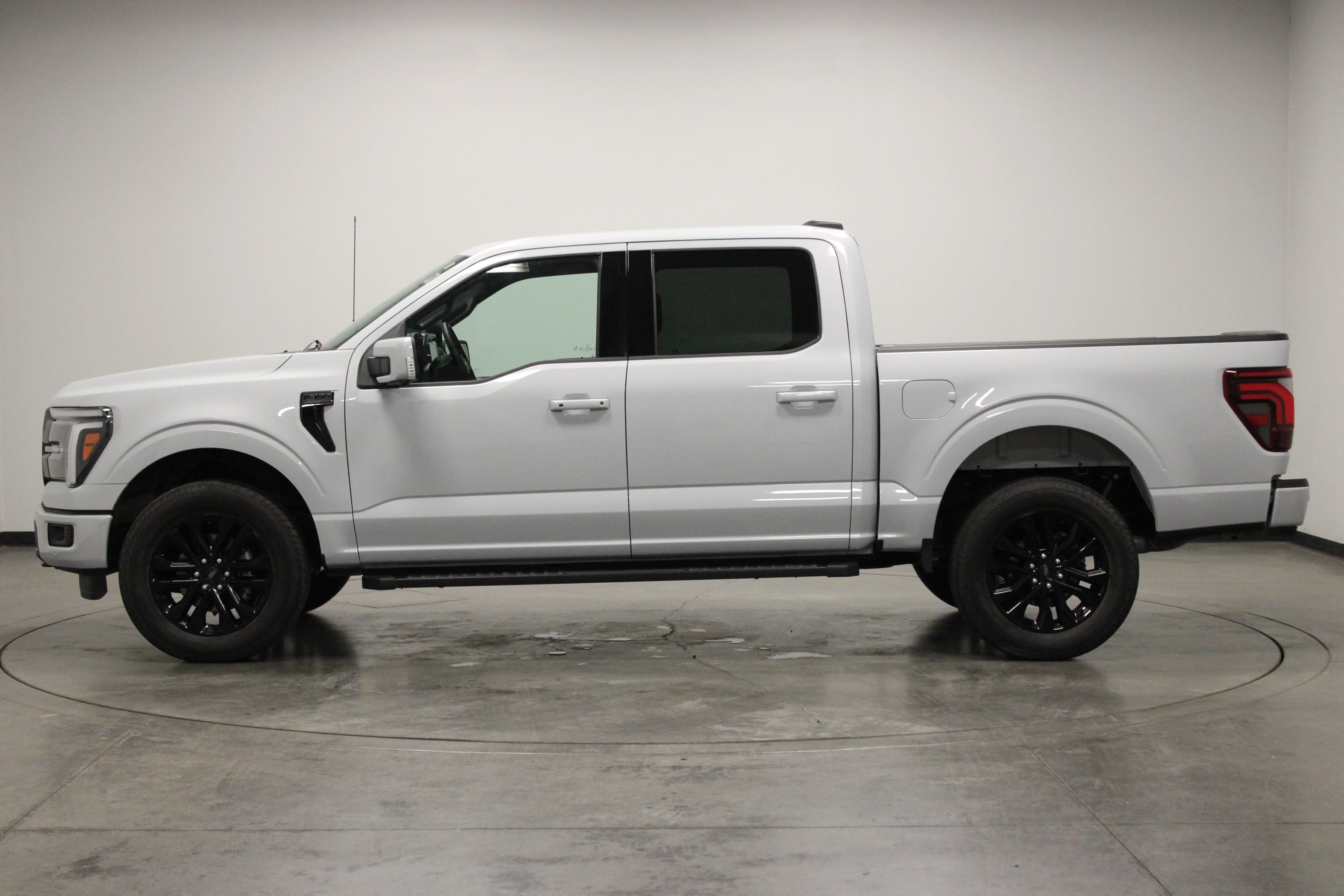 Used 2025 Space White Metallic Ford LARIAT image 5