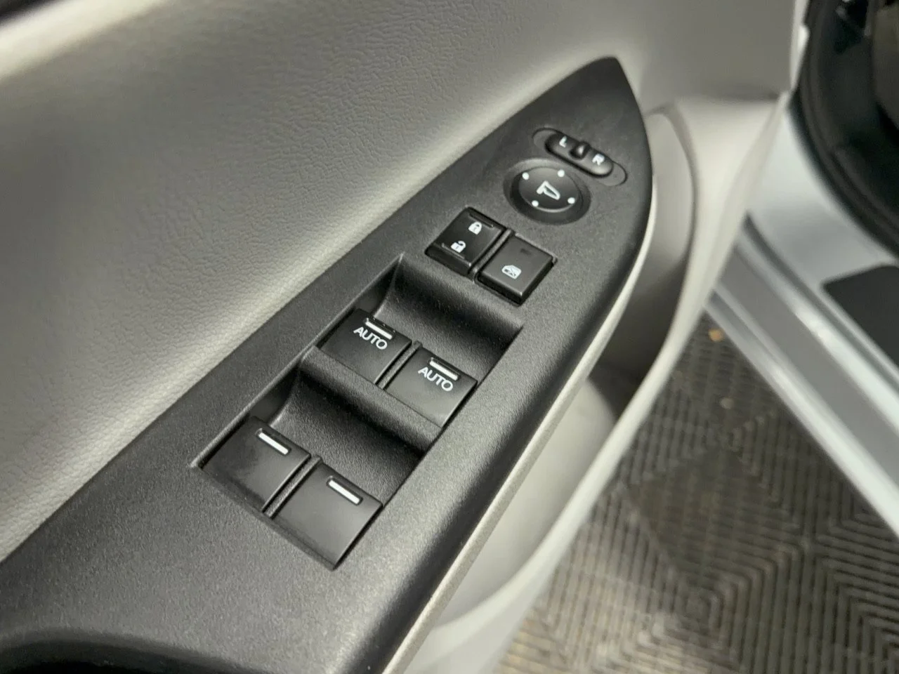 Used 2016 Lunar Silver Metallic Honda EX-L image 15